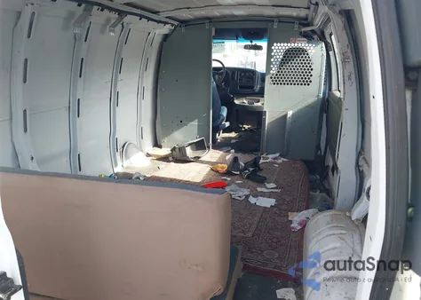 1999 Chevrolet Express z USA, uszkodzony, nr VIN 1GCEG15W5X1112754